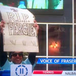 Tevez giơ biểu ngữ nhục mạ Ferguson: Có thật… dốt ngoại ngữ?