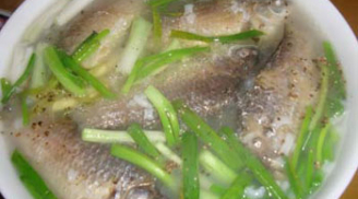 Mẹo hay trị đau đầu bằng canh cá diếc nấu ngải cứu