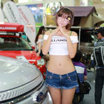 Người mẫu xe hàng đầu Hàn Quốc bên siêu xe