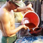 Hà Nội: Biến dầu thải thành dầu ăn nhờ bột Trung Quốc