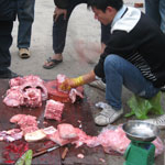 Hà Nội: Xẻ thịt cá sấu bán trên vỉa hè