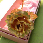 Hoa hồng dát vàng 24k giả tái xuất trong ngày Tình nhân