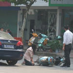 Một Việt kiều bị bắt quỳ lạy giữa đường