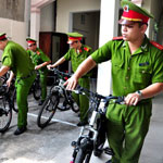 CSGT Hà Nội nên học đi xe đạp để bớt béo bụng