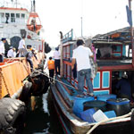 ’Ngư tặc’ tấn công cảnh sát trên biển