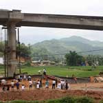 Sập dầm cầu vượt cao tốc Nội Bài-Lào Cai