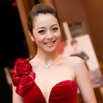 Jennifer Phạm toan tính gì khi tạm rút khỏi showbiz Việt?