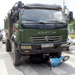 Hà Nội:  Dừng đèn đỏ bị xe tải đâm