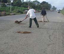 Sáng kiến giao thông: Lấy đất “vá” đường thay nhựa