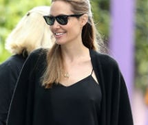 “Cắt” ngực chữa ung thư vú vẫn đẹp như Angelina Jolie?