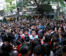 Hàng nghìn người Việt lại chen lấn nhau vì miếng ăn