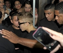 Justin Bieber thác loạn nhà chứa, dẫn 30 cô gái về nhà tiệc tùng
