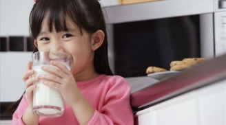 Trẻ không nên uống nhiều hơn 2 ly sữa một ngày