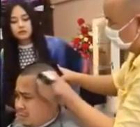 Cip: Cô gái dùng vũ lực bắt bạn trai cạo trọc đầu