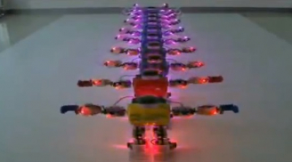 Dàn robot mini nhảy vũ điệu mừng Giáng sinh độc đáo