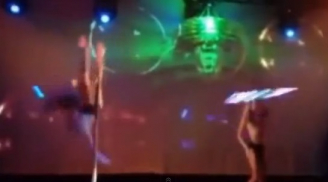 Video: Cô gái quán bar đang múa thì... gãy cột