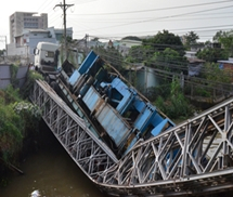 Vĩnh Long: Xe quá tải làm sập cầu tạm trên quốc lộ 53
