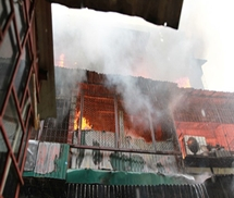 Hà Nội: Cháy thiêu rụi 9 căn hộ tại khu tập thể Nam Đồng