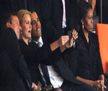Tổng thống Obama 'tự sướng' trong tang lễ Mandela