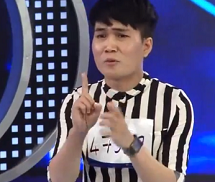 'Thảm họa Quân kun' quỳ lạy ban giám khảo Vietnam Idol