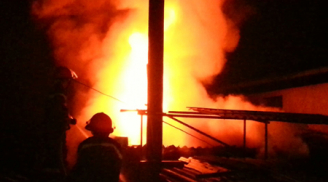 Nghệ An: Cháy dữ dội xưởng gỗ trong đêm