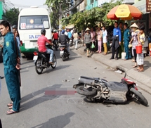 TP HCM: 'Cướp' thi thể thanh niên bị xe bus cán chết