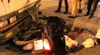 Xe cảnh sát giao thông đâm nát xe máy, 2 người nhập viện