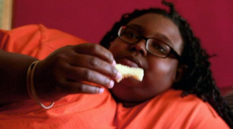 Cô gái béo phì mắc chứng nghiện ăn nệm