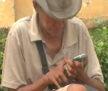 Kiểm tra túi xách, trục xuất ông già ăn xin xài… iPhone