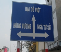 Biển giao thông sai quốc hiệu trên đường đắt nhất Hà Nội