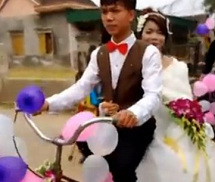 Thú vị clip chú rể rước dâu bằng xe đạp “cà tàng”