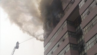 Hà Nội: Cháy lớn tòa nhà 12 tầng Đại học Ngoại Thương