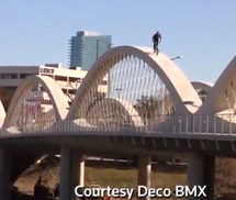 Liều lĩnh chạy xe đạp trên thành cầu