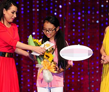Fans 'rúng rính'' với clip Mỹ Chi khoe nhận giải Mai Vàng
