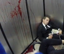 Dựng cảnh giết người dọa nhân viên khóc thét trong thang máy