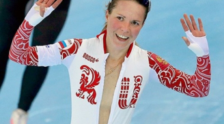 Đoạt huy chương Olympic, nữ VĐV phanh luôn ngực áo