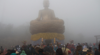 Yên Tử: Hàng nghìn người leo lên đỉnh núi trong sương lạnh trắng