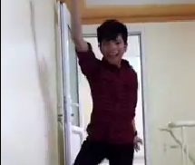 Bạn bè khoái chí xem Quang Anh nhảy múa 'tán loạn'