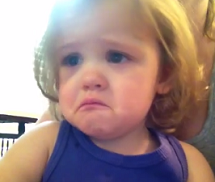 Bé gái khóc nức nở khi nghe bài hát đám cưới của mẹ