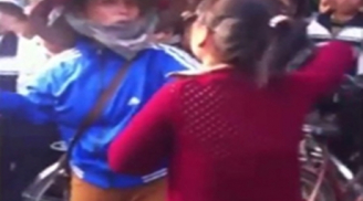 Clip nữ sinh đánh nhau với phụ huynh giữa chốn đông người