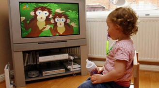 Cho trẻ xem tivi thế nào mới đúng?