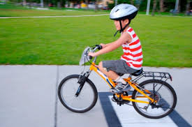 Giúp con tự tập đi xe đạp