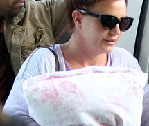 Britney Spear mặc đồ ngủ, ôm gối gây choáng ở sân bay
