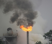 Quảng Trị: Nhà máy gỗ cháy lớn, phóng viên bị ngăn tác nghiệp