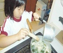 Mẹ mất vì ung thư, bé gái 5 tuổi nấu ăn thành thạo