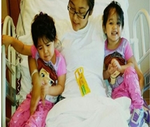 Mẹ dũng cảm dùng thân mình cản xe cứu 2 con gái