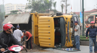 Hà Nội: Ô tô tải lật ngửa giữa đường