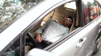 Hà Nội: Mặc cho CSGT di chuyển xe, tài xế vẫn ngủ ngon lành