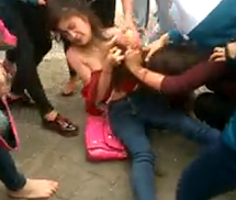 Thiếu nữ bị đánh hội đồng, lột đồ giữa phố
