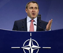 Ukraine dọa kiện Nga, NATO lo Nga 'ra đòn chớp nhoáng'